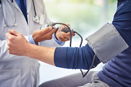 医生检查病人的血压。
