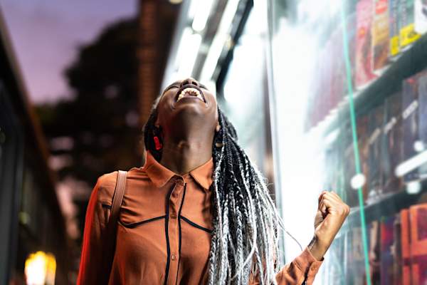 女人庆祝”>
</picture>
</header>
<figcaption class=