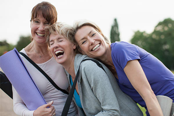 朋友去瑜伽课。