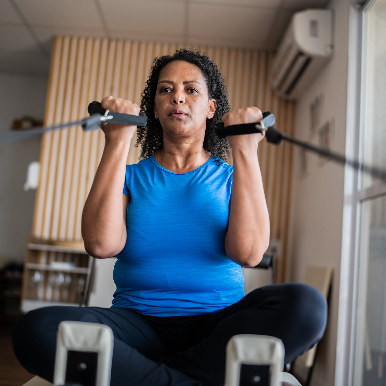 女士在使用健身器械。