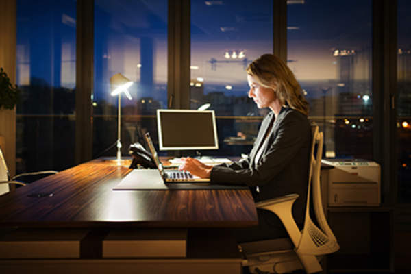 商人在深夜工作。