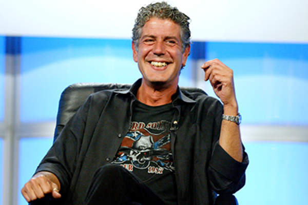 主持人安东尼·波登参加了小组讨论“安东尼·波登:没有预订”在2005年的电视评论家协会夏季记者参观了探索网络旅游频道演示过程中。