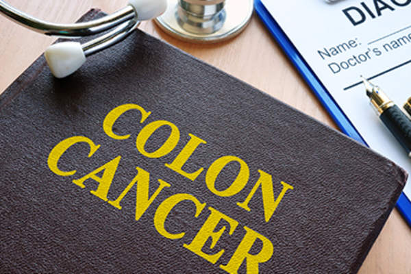 听诊器旁边的结肠癌单词。