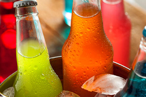 各种颜色的苏打水。