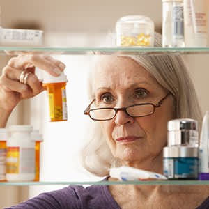 妇女与药物在药柜的形象。