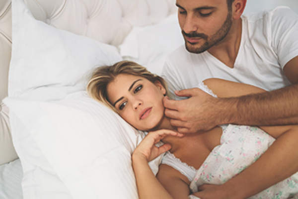 不幸的夫妻在床上。