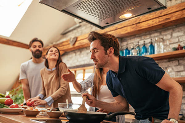 朋友一起做饭。