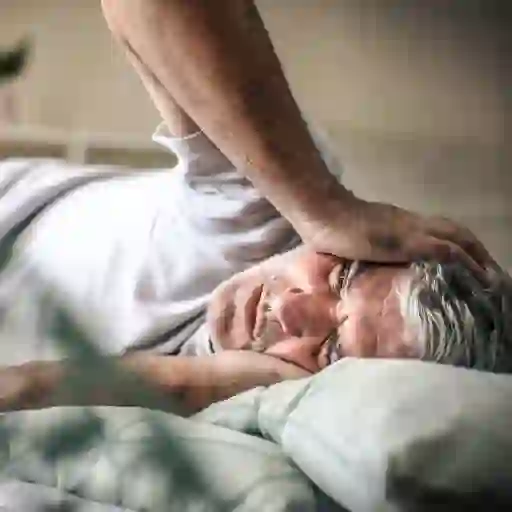 一个男人躺在床上摸自己的脸