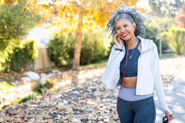 成熟的女人散步