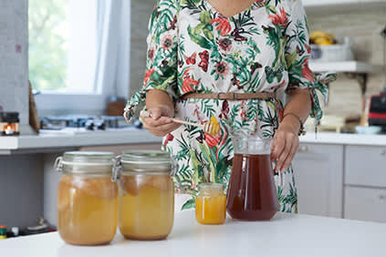 在家里的女人酿造红茶菌。