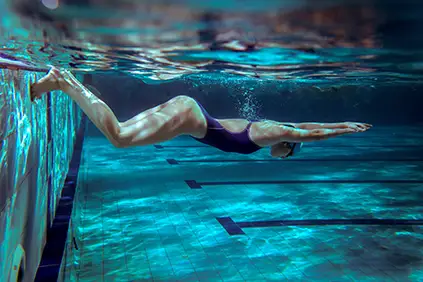 女子游泳可以改善背部疼痛和睡眠。