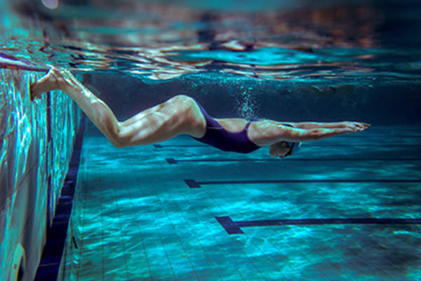 女性游泳可以改善背部疼痛和睡眠。