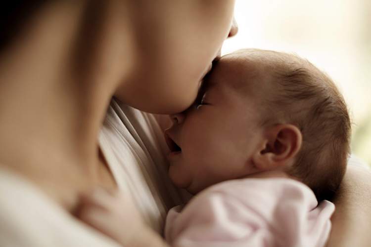 母亲产后抑郁症抱着她刚出生的宝宝。