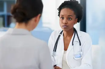 医生与妇女患者说话。