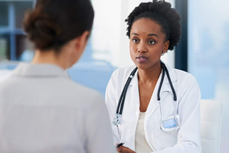 医生和女病人谈话。