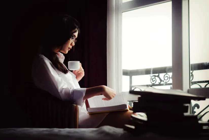 女人在家看书放松