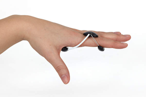 手指上的夹板。