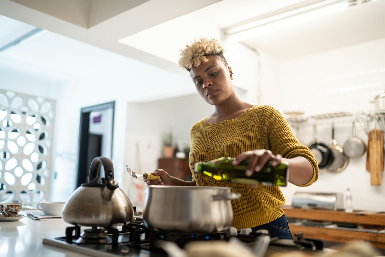 女人在厨房里做饭