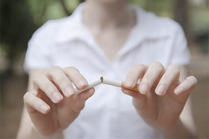 女人打破了一口烟，戒烟的概念。