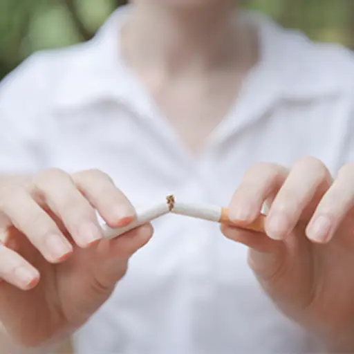 打破香烟的妇女,抽烟的停留概念。