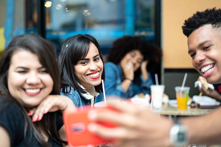 青少年有问题。