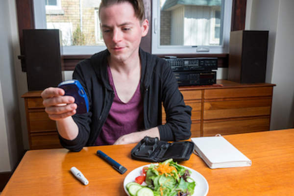 午餐前检查胰岛素。