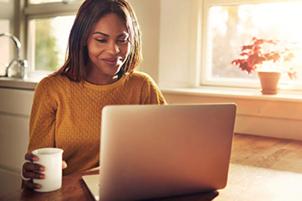 女人在寻找一台笔记本电脑。