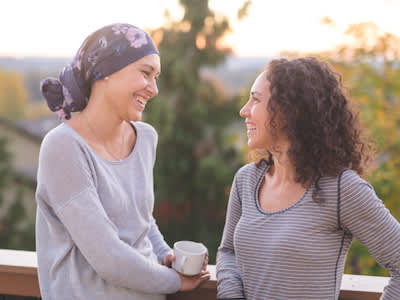癌症患者与姐姐交谈。