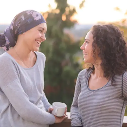 癌症病人与妹妹交谈。