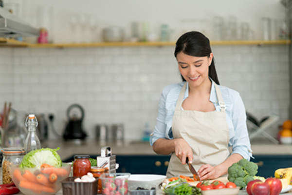 做饭的女人在家里