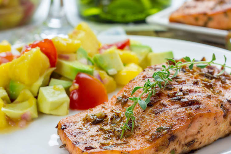 烤鲑鱼高ω-3脂肪酸。