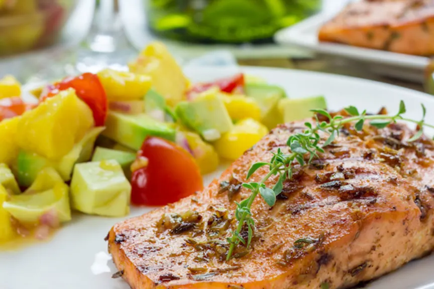 富含omega-3脂肪酸的烤鲑鱼。