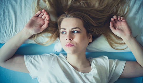 沮丧的女人无法入睡。
