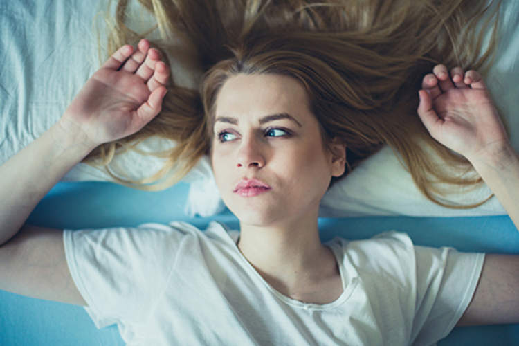 失意的女人睡不着觉。