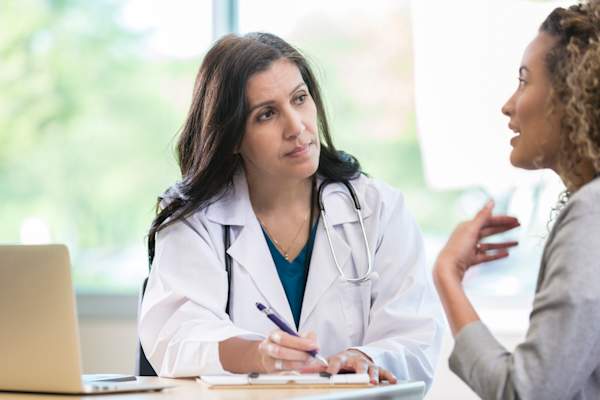 医生听病人说话”>
</picture>
</header>
<figcaption class=