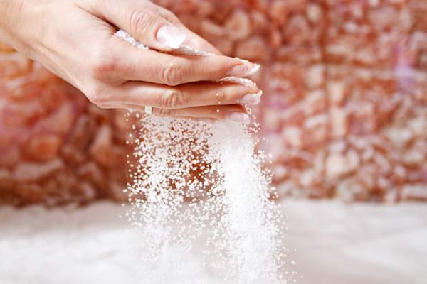 盐从她手里倒出来的女人