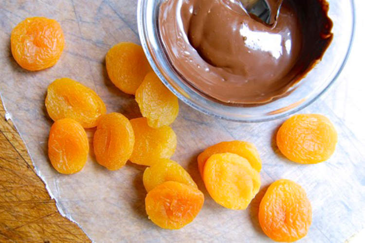 杏片,用融化的巧克力图像