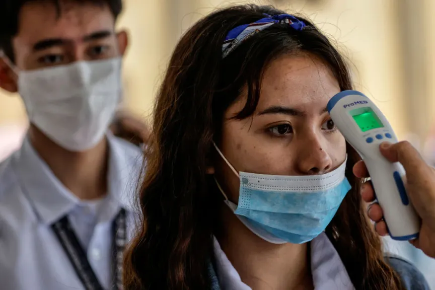 年轻女子正在接受冠状病毒筛查。