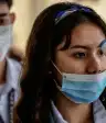 年轻女性正在接受冠状病毒检查。