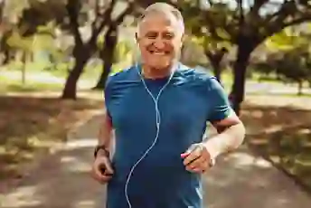 男子在户外跑步