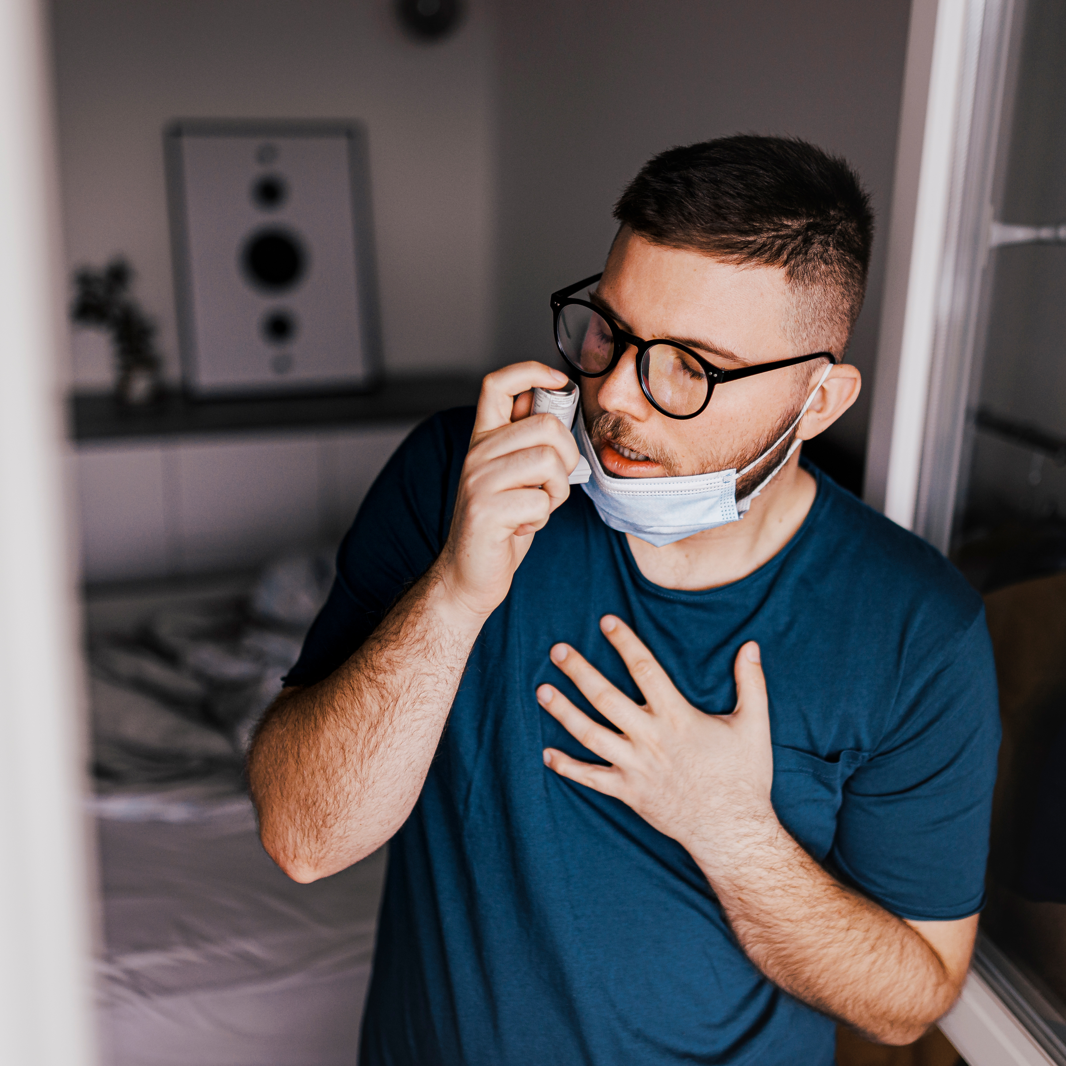 人使用在春季过敏哮喘吸入器