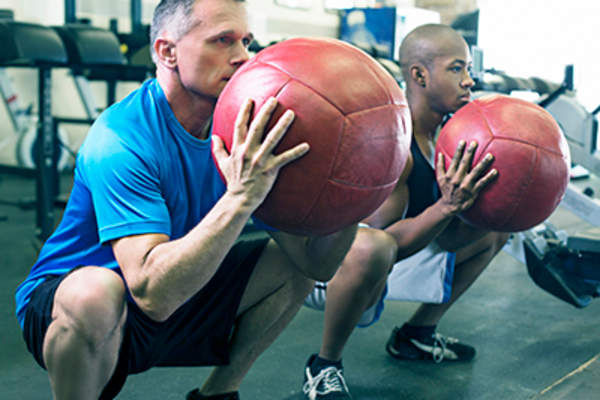 男子在体育馆做球类运动。