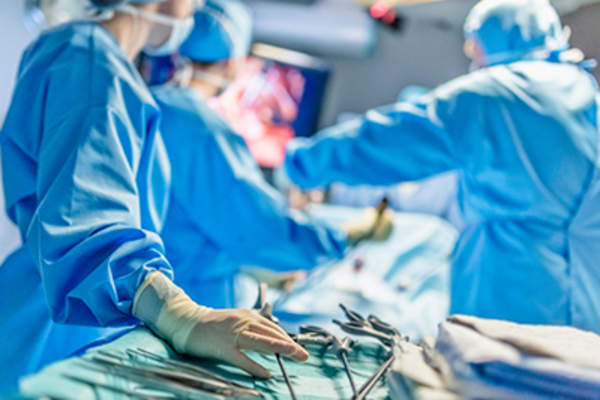 手术室的外科医生。