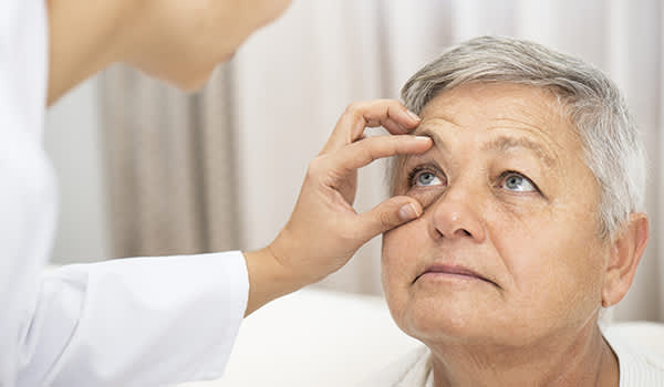 医生检查病人的眼部健康
