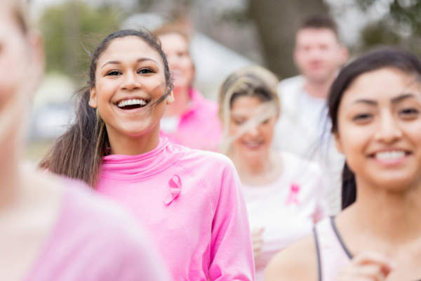一名年轻女子在乳腺癌筹款活动中行走