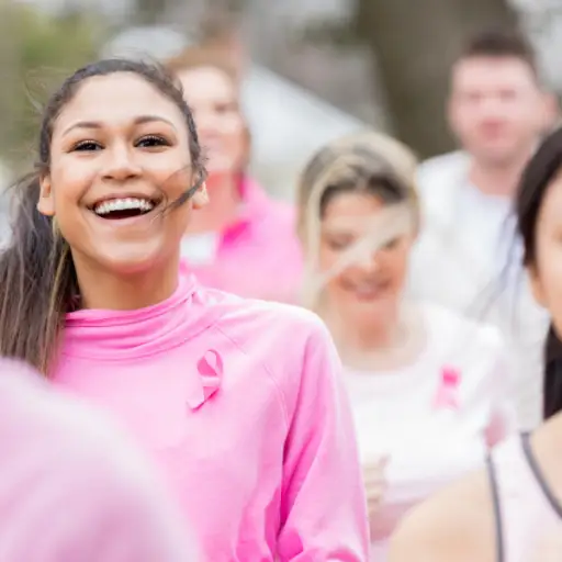 一名年轻女子走进乳腺癌募捐活动现场