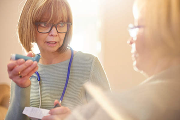 医生解释药物吸入器。