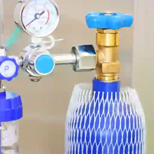 一个蓝色的医疗氧气浓缩器。