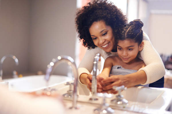 母亲教女儿如何正确洗手。