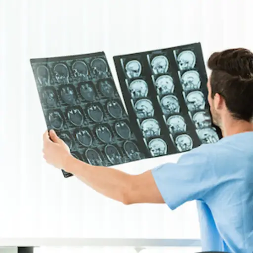 医生审查头部和颈部MRI。